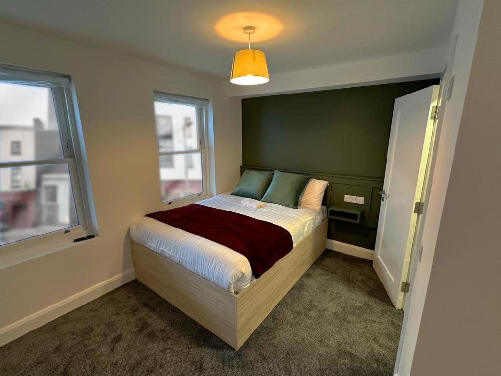 Mary Mullen'S Rooms Eyre Square. Голуэй Экстерьер фото